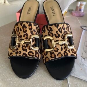 Brand New, Never Worn ,Vaneli Oksana Camel Dino 9 1/2